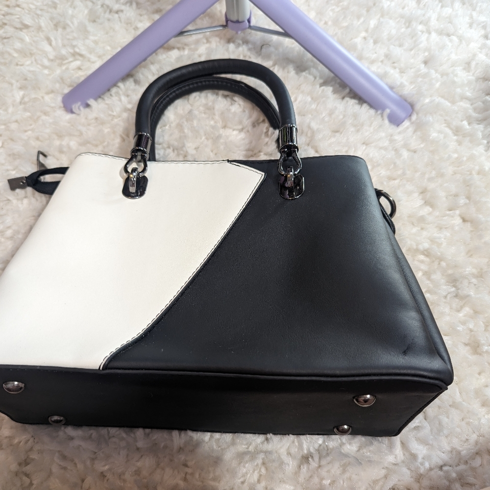 Black and white purse never used